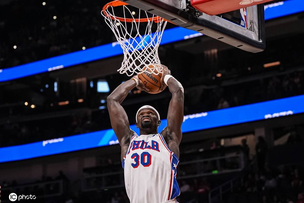 约翰逊35+10马克西空砍31分 老鹰擒76人6连胜